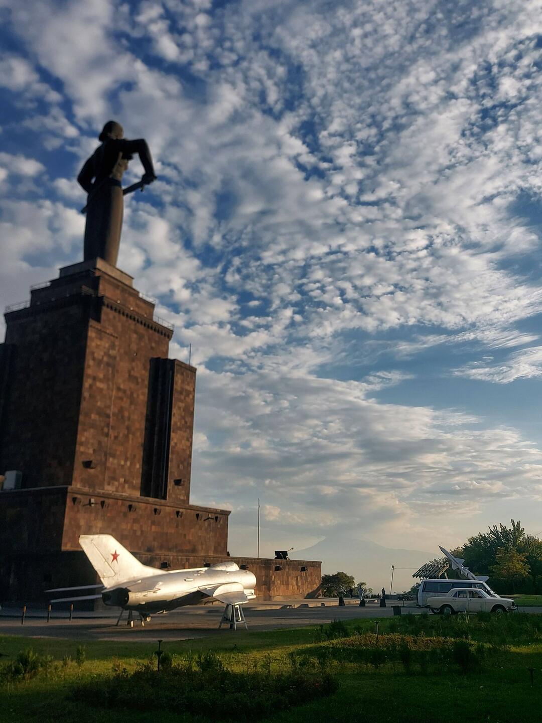 Mutter Armenia wehrhaft in Richtung Türkei. Zufall?