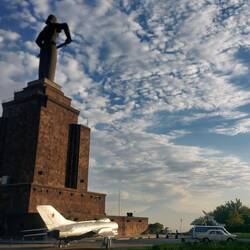 Mutter Armenia wehrhaft in Richtung Türkei. Zufall?