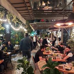 Der Herbst ist warm, dass Leben spielt auf der Straße.