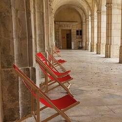 Hier ein sehr einladender Kreuzgang.