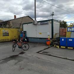 En lidt sløj tankstation som skulle have toilet - det eneste jeg fandt var en busk