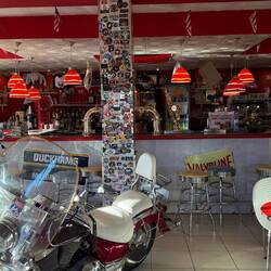 Aus der Musikbox tönte die passende Musik aus vergangenen Rock'n'roll Zeiten!