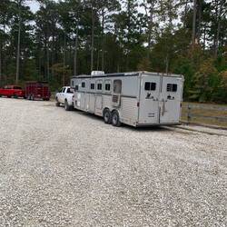 Ein riesiger Parkplatz und zwei Pferdetrailer sind da