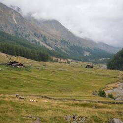 Mitterkaser , dahinter Rableidalm (jeweils mit Übernachtungsmöglichkeit)