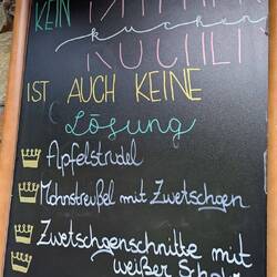 Ich sehe, die Hütte und ich haben das gleiche Mindset. 🍰🧁🥮🥧😋