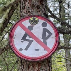 Öhm...allein die Existenz dieses Schilds wirft Fragen auf. 🫣🤔