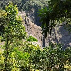 De waterval is bij Kuranda. Bovenop is de Sky Rail te zien