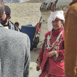 "Look, the women" - Everybody loves it to be photographed like animal in the zoo, right?