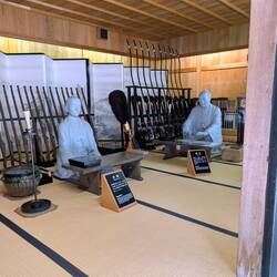 2 der Beamten in der Waffenkammer