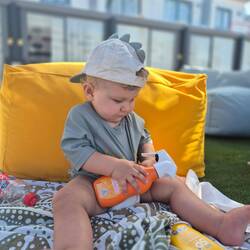 Die Sonnencreme ist ein tolles Spielzeug