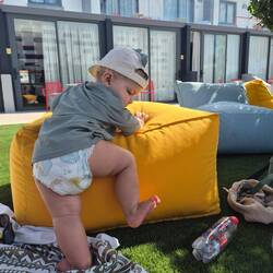 der Kunstrasen kitzelt