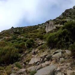 Wunderschön, doch der feuchte Boden und die moosigen Felsen fordern viel Aufmerksamkeit.
