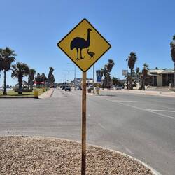 Mitten in Denham ein Warnschild