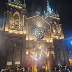 An dem Abend gab es ein Festival mit Feuerwerk und Musikband