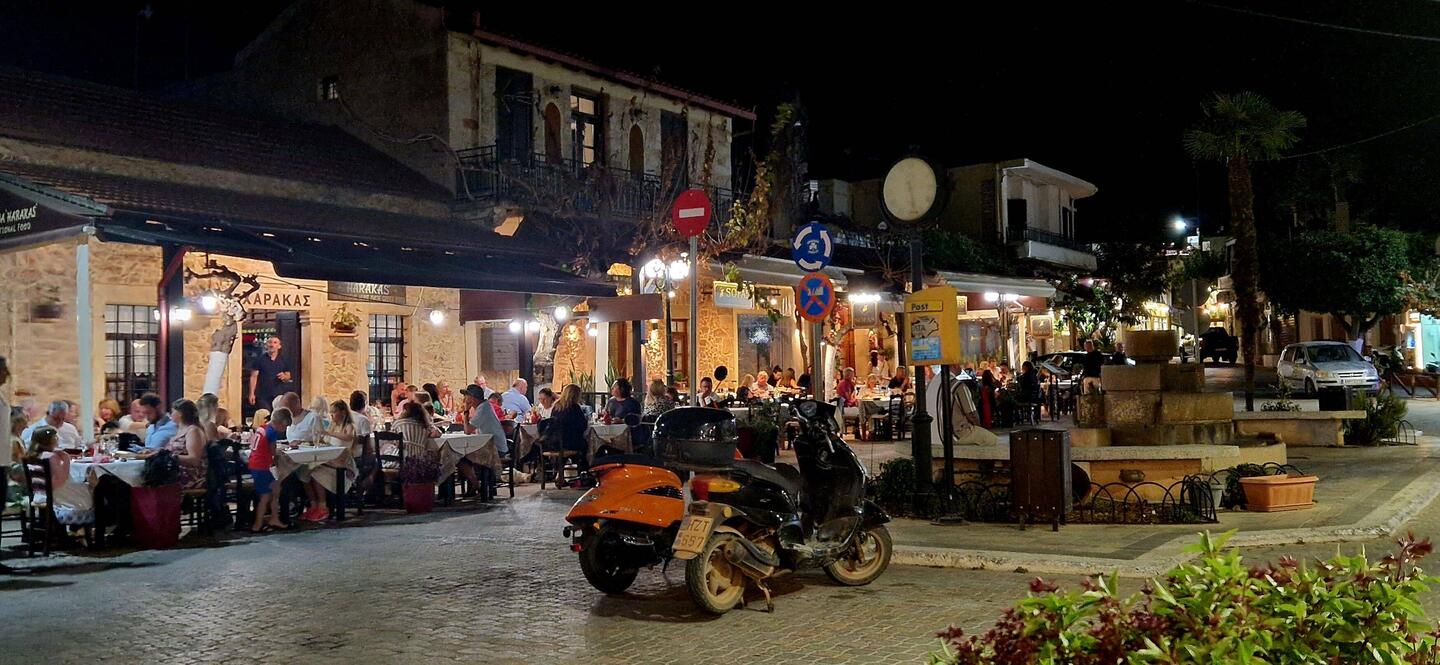 Dorfplatz Chersonisos mit schönen Tavernen