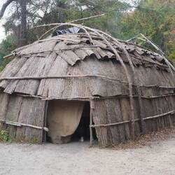 A traditional style dwelling of the Wagpanoag people in 1620.