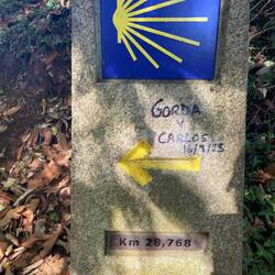 Frickin' Gorda y Carlos have left their mark for 100's of km. I bet they already broke up! 😂