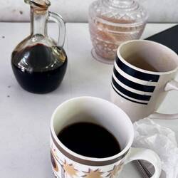 Kaffee wird hier anders getrunken... sehr starker Kaffee mit heißem Wasser gemischt, je nach Gusto