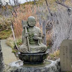 Buddhafigur wird mit heissem Wasser übergossen