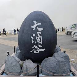 Denkmal für das schwarze Ei 😂