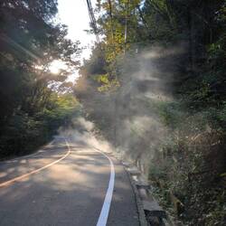 Heisse Dämpfe an der Strasse