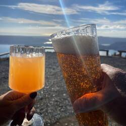 Prost 🍻🥳🥂 und liebe Grüße von uns 🙋🏻‍♂️🙋🏼‍♀️