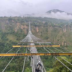 Weg zum Hotel über Hänge Brücke mit 520M Länge und 228M Höhe, plus Bungy Möglichkeit