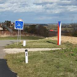 Grenze zu Tschechien auf einer Dorfstraße