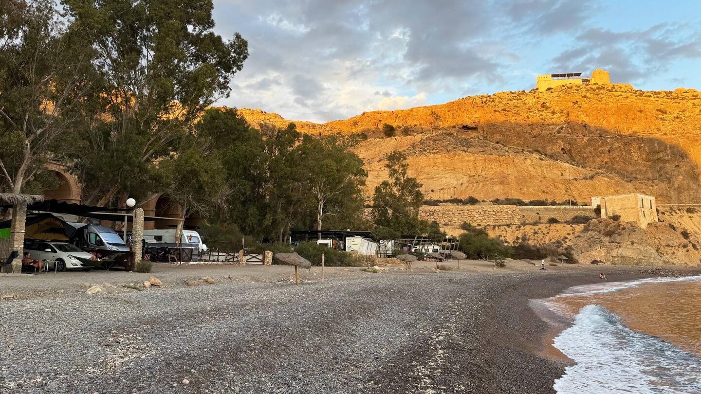 Kleiner Campingplatz in einer Bucht neben Almeria