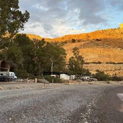 Kleiner Campingplatz in einer Bucht neben Almeria