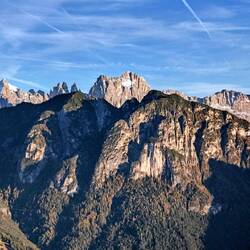 Im Hintergrund der Rosengarten