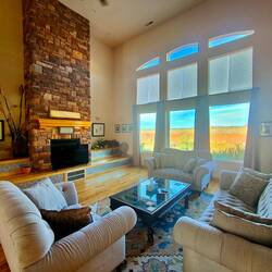 Ein riesen Haus mit Eseln und Pferden vorm Fenster