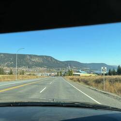 Die Straße hinab nach Williams Lake – ein vertrauter Zwischenstopp.