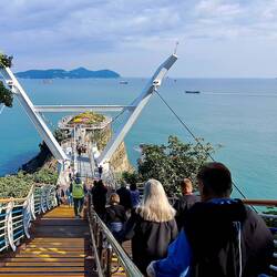 Approaching the suspension bridge.