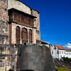 Inkamauer unter Kolonial Kirche