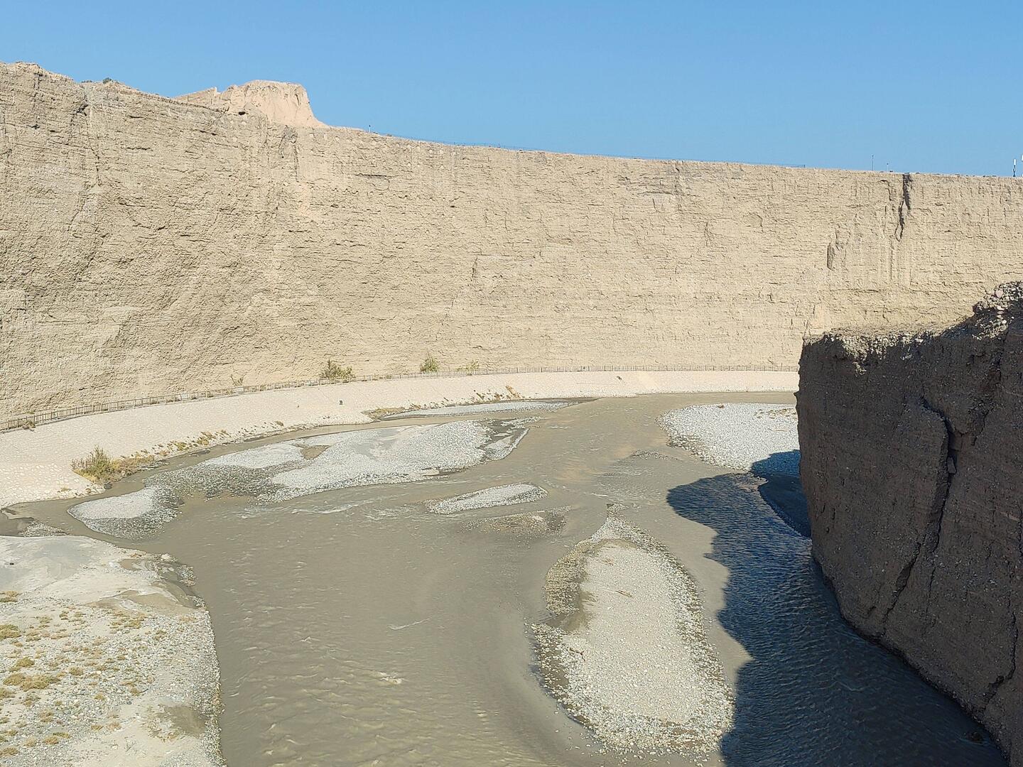 Hier beginnt die große Mauer am Fluss Taolai.