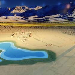 Der westlichste Abschnitt der großen Mauer am Hexi Korridor zwischen zwei Gebirgen