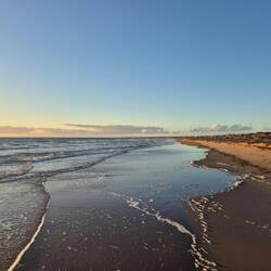 Mit menschenleerem Strand