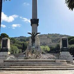 Monumento ai caduti e Villa Aldobrandini, in lontananza