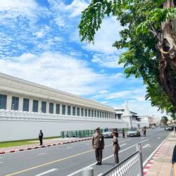 Warten auf die Königsfamilie