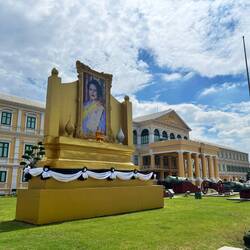 Und überall Gedenkstätten an Sirikit