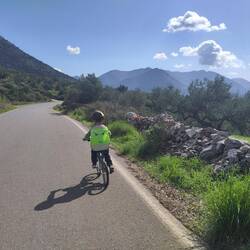 Belle descente pour Colin seul sur son vélo