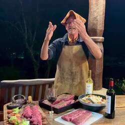 Gesprochen wird hier ein Chrüsimüsi aus Deutsch, Französisch, Spanisch und Englisch.