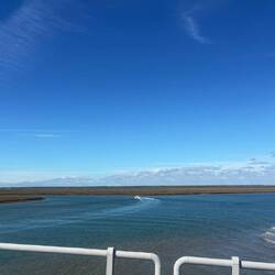 Une ville au bord de l'eau entre estuaire, marécages et océan ...