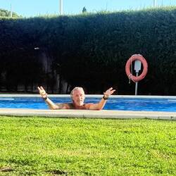 Un beau mec dans la piscine 😍