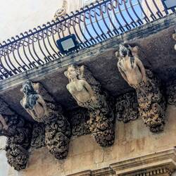 Schöne Balkonverzierungen