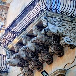 Schöne Balkonverzierungen