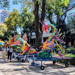 Die Wägen für die Parade stehen bereit