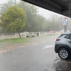 😅☔️☔️ on a gentiment attendu que ça se calme 🫣Greg allongé derrière et moi devant avec Cannelle 🥰