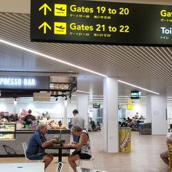 Wachten op het boarden, waarbij de tijd van vertrek steeds tien minuten of een kwartier later werd